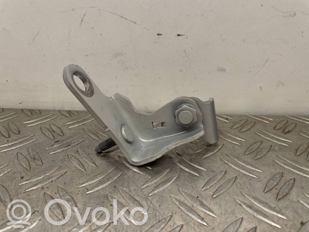 Ford Focus Priekšpusē apakšējā vira (eņģe) 