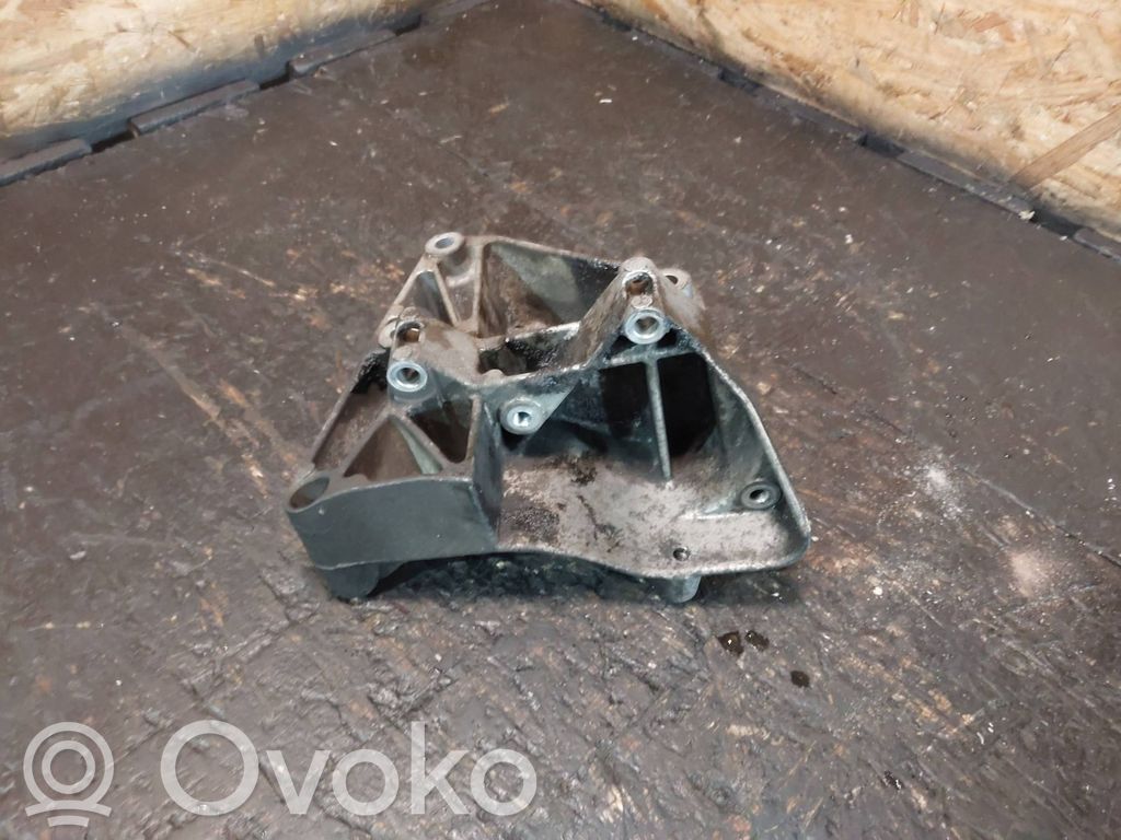 BMW 5 E39 Engine mounting bracket 