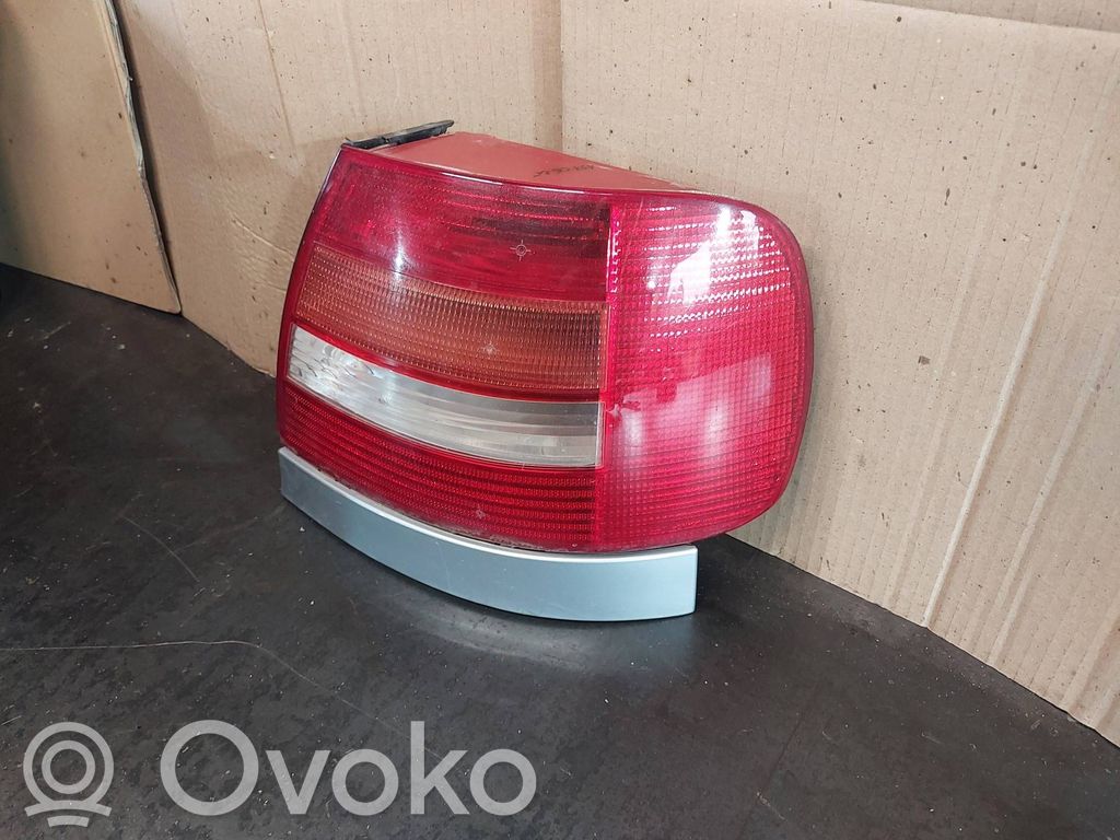 Audi A4 S4 B5 8D Takavalon polttimon suojan pidike 