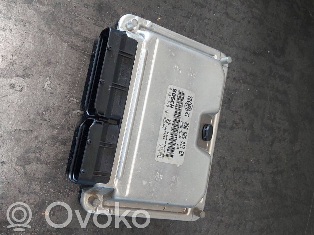 Volkswagen PASSAT B5.5 Engine control unit/module 