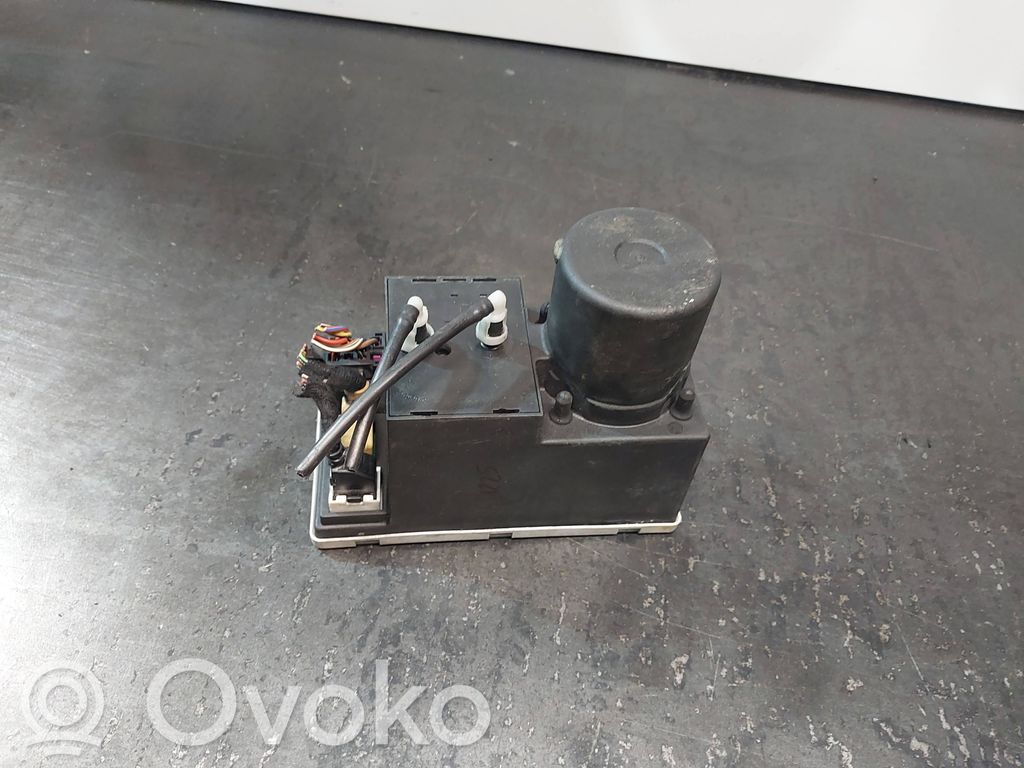 Audi A4 S4 B5 8D Central locking vacuum pump 