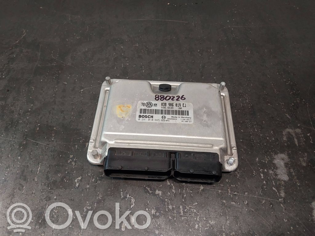 Volkswagen PASSAT B5 Engine control unit/module 