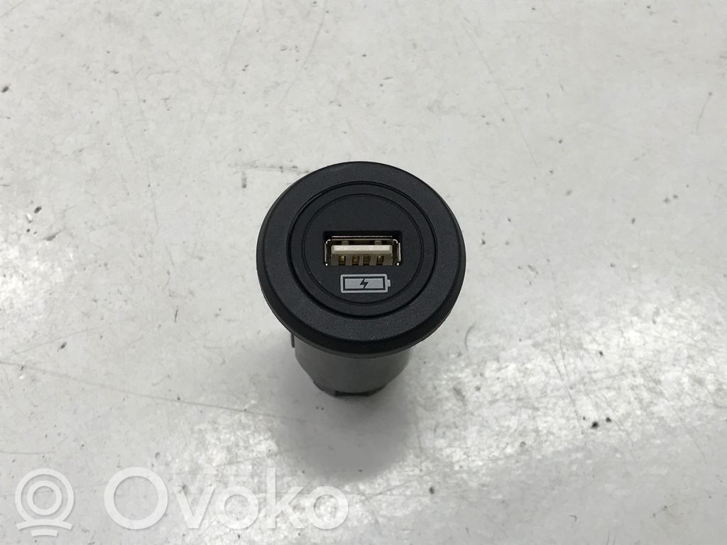 Jaguar I-Pace USB socket connector 