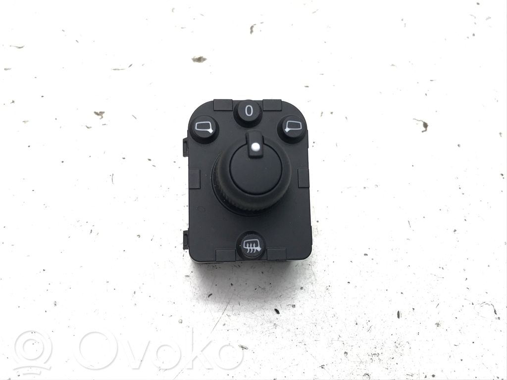 Audi Q4 e-tron Wing mirror switch 