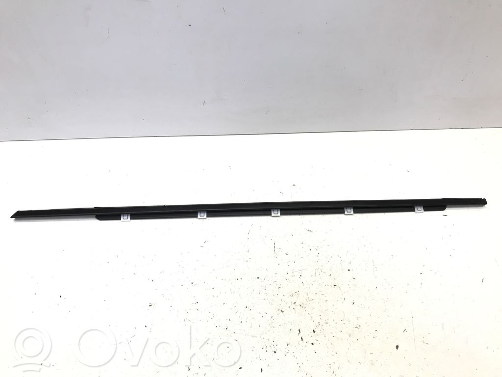 Front door windshield rail