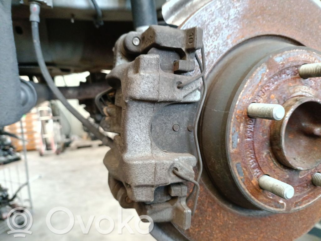 Ford Focus Jarrusatulan tyynyn pidike takana 