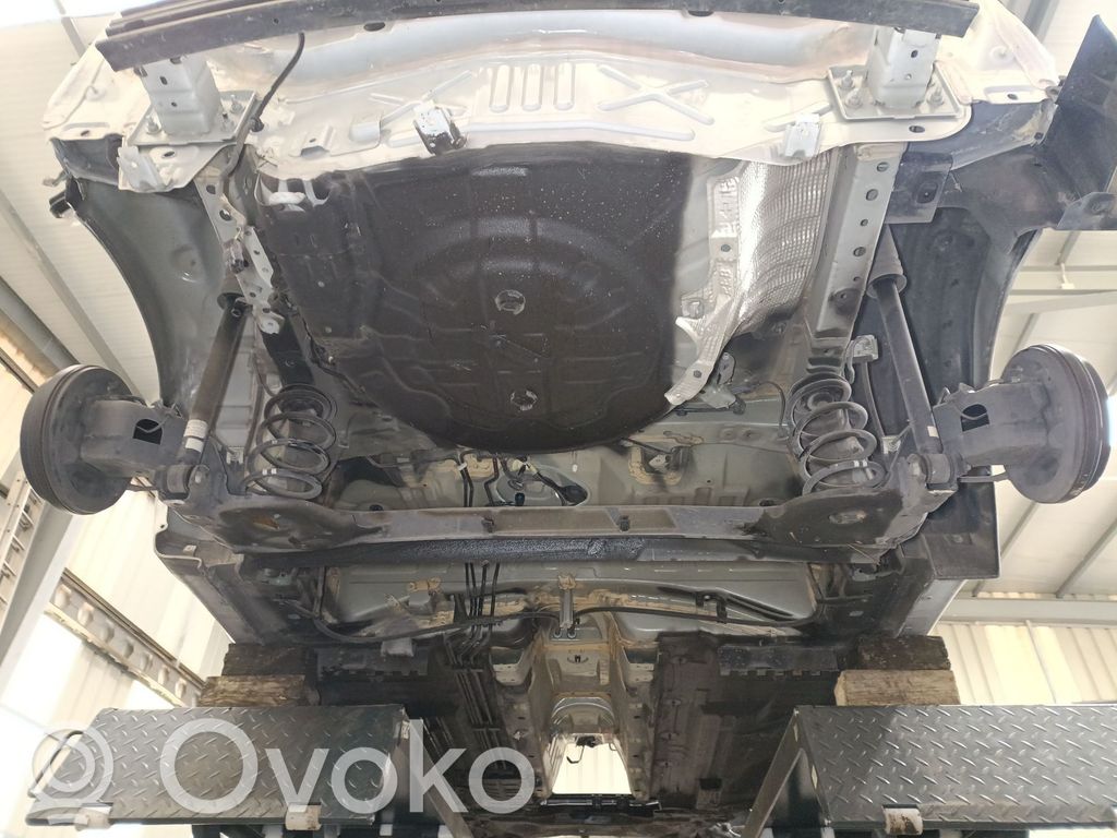 Nissan Micra C+C Belka osi tylnej z reduktorem 