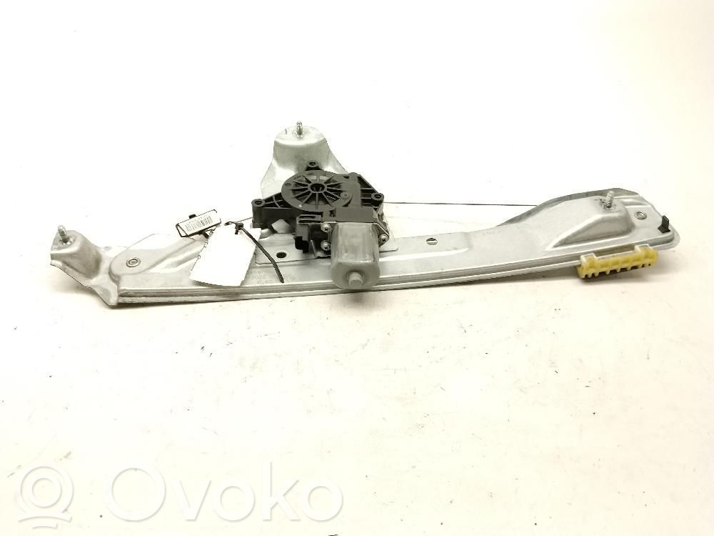 Regulador manual de la ventanilla trasera   827208597R