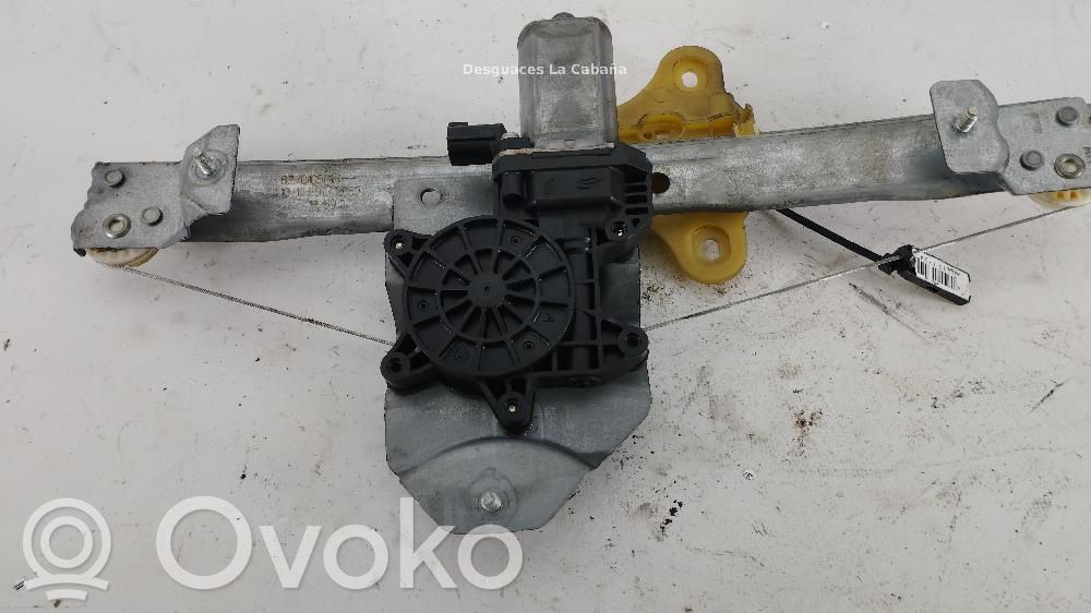 Regulador manual de la ventanilla trasera   827010501R