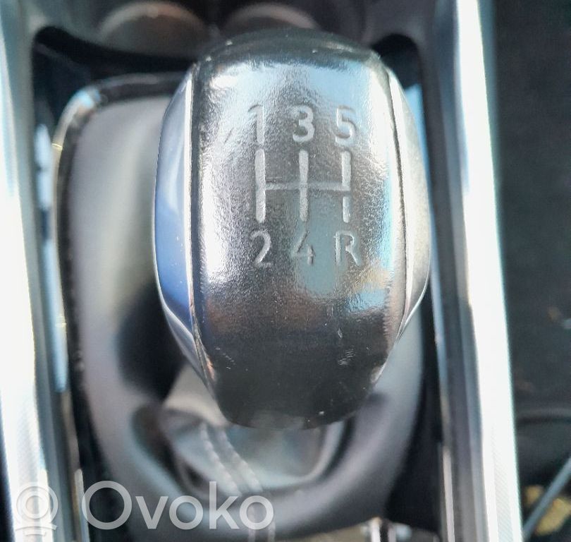 Peugeot 2008 I Vaihteenvalitsimen verhoilu 