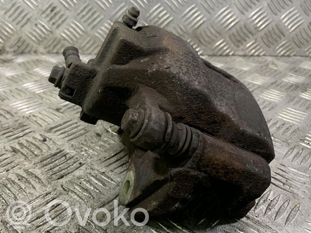 Nissan Almera N16 Zacisk hamulcowy przedni 