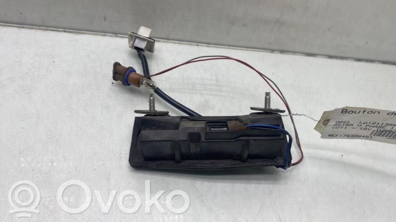 Opel Astra H Przełącznik / Przycisk otwierania klapy bagażnika 