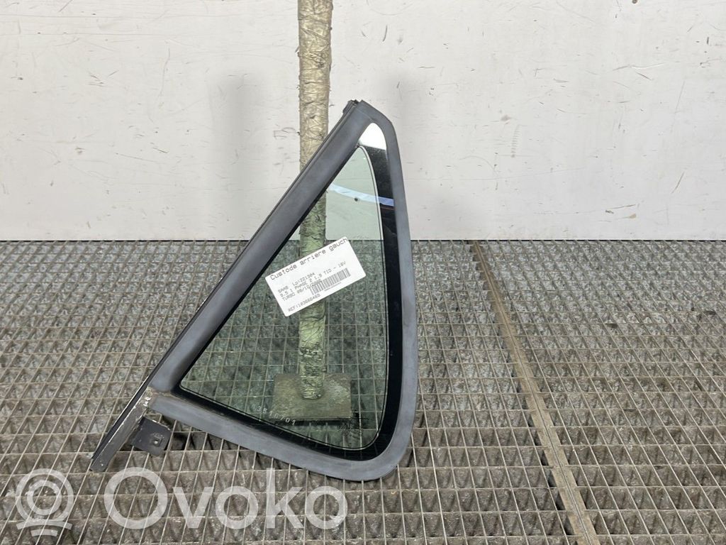 Ventanilla de ventilación de la puerta trasera   5363999