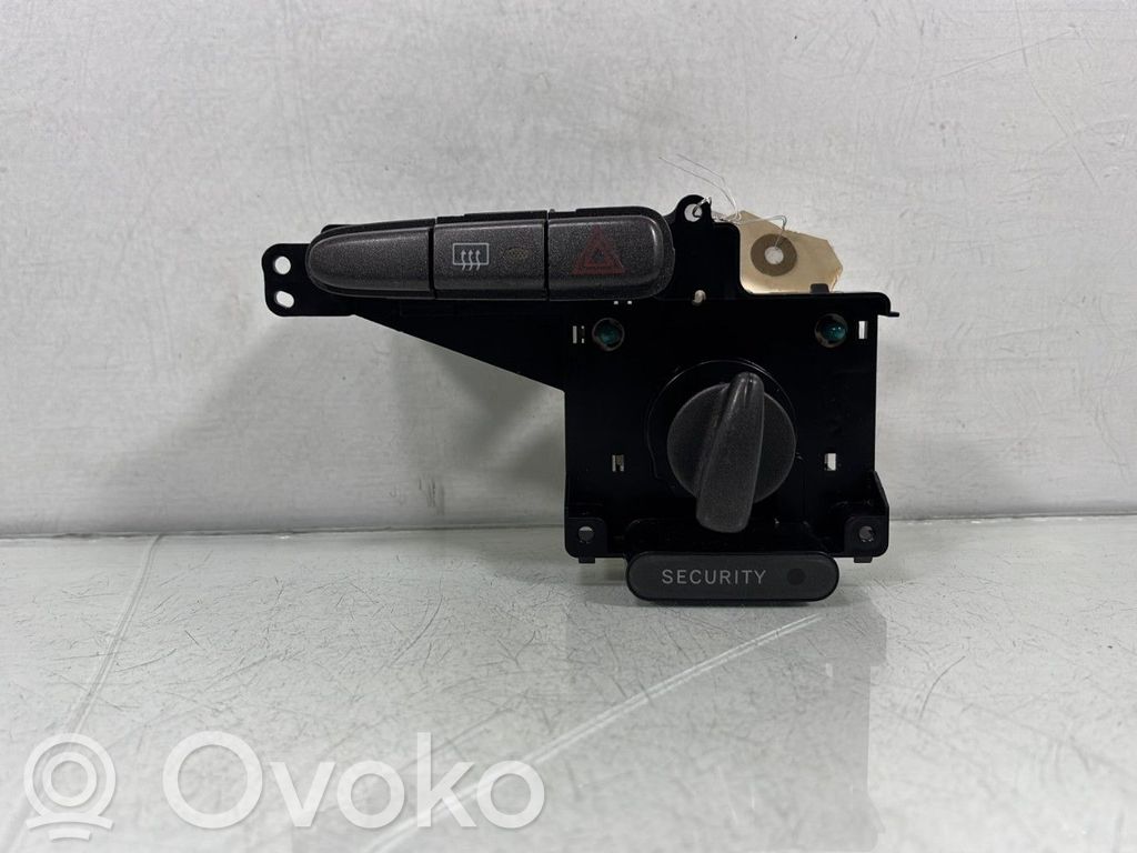 Toyota Yaris Botón interruptor de luz de peligro 