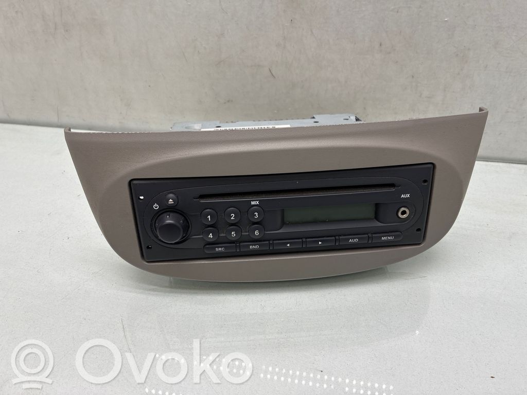 Renault Twingo II Panel / Radioodtwarzacz CD/DVD/GPS 