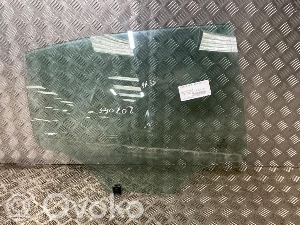Peugeot 208 I Vetro del finestrino della portiera posteriore 