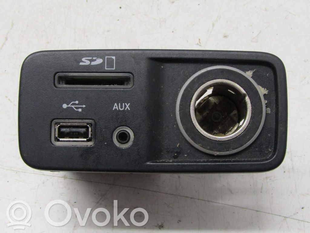 Jeep Cherokee KL Enchufe conector entrada auxiliar 