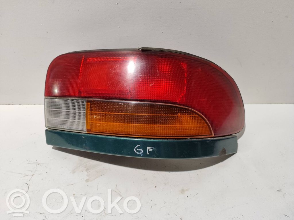 Subaru Impreza I Aizmugurējais lukturis virsbūvē 