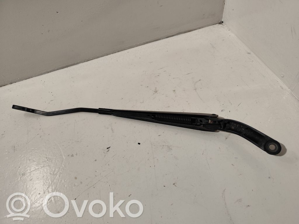 Volvo V70 Front wiper blade arm 