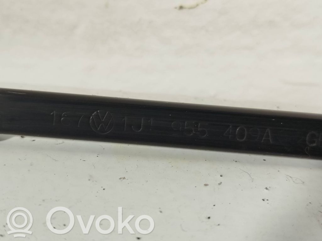 Audi A3 S3 8L Front wiper blade arm 