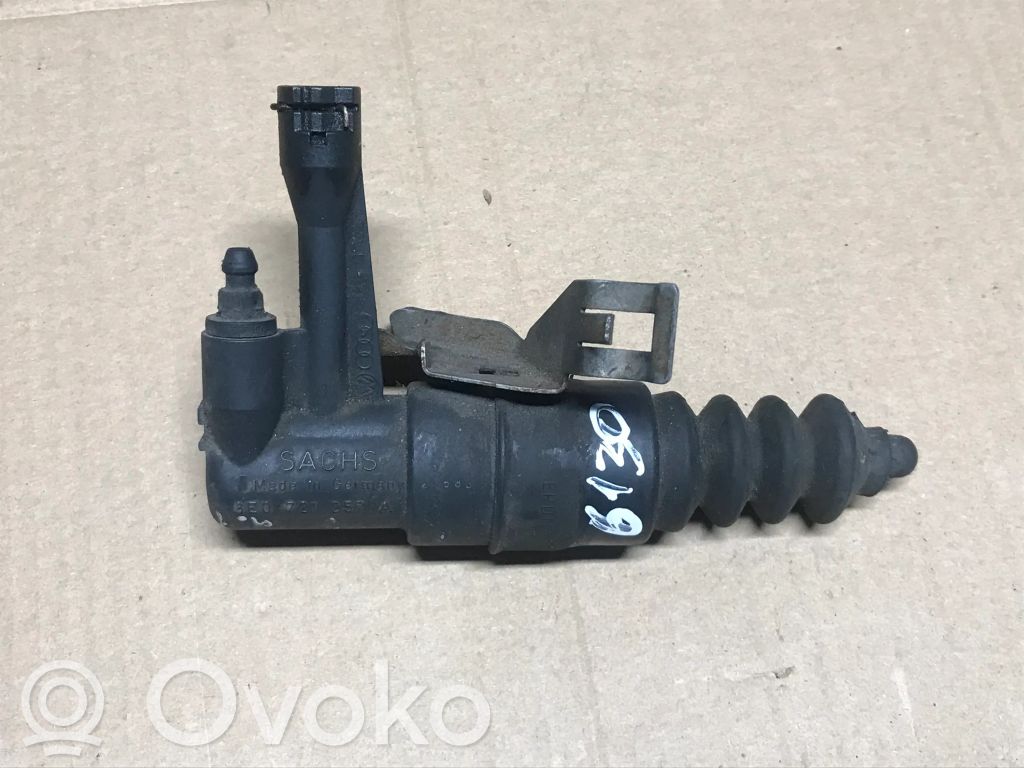 Audi A4 S4 B7 8E 8H Kytkimen apusylinteri 