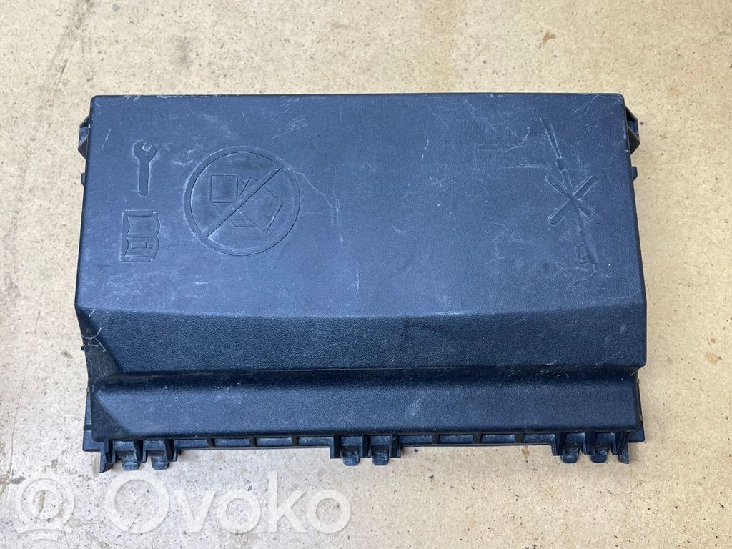 Opel Zafira C Fuse box cover 