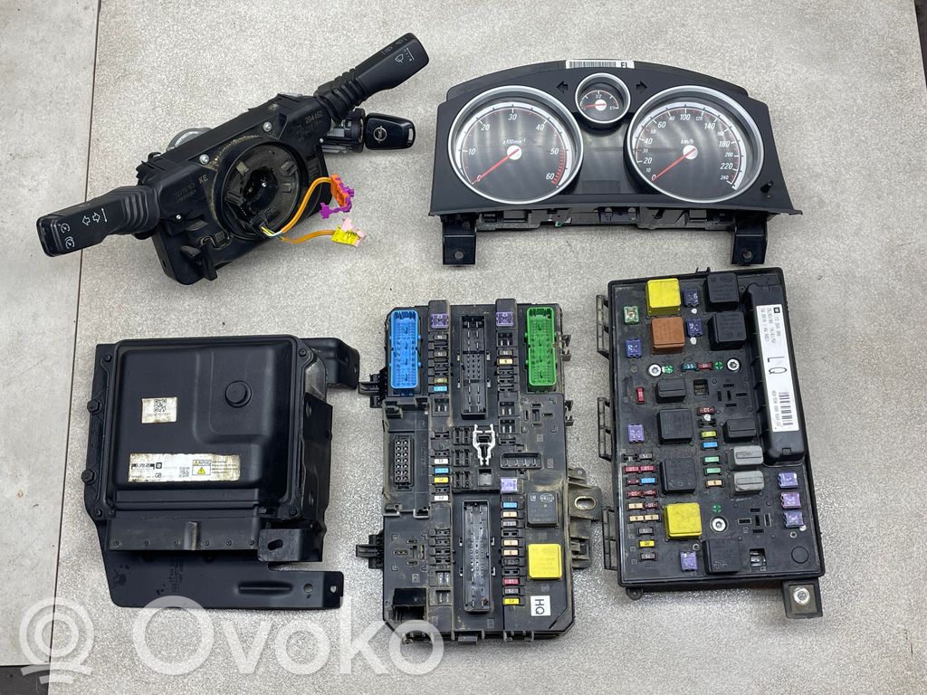 Opel Zafira B Engine ECU kit and lock set 