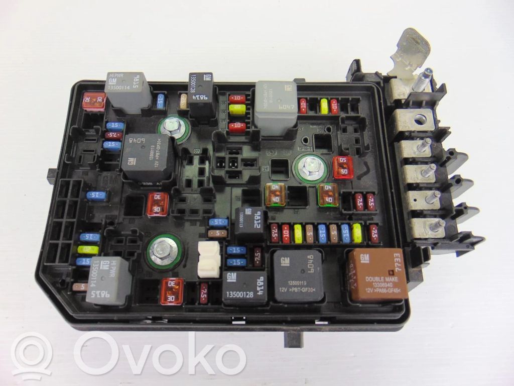 Opel Astra J Drošinātāju bloks 