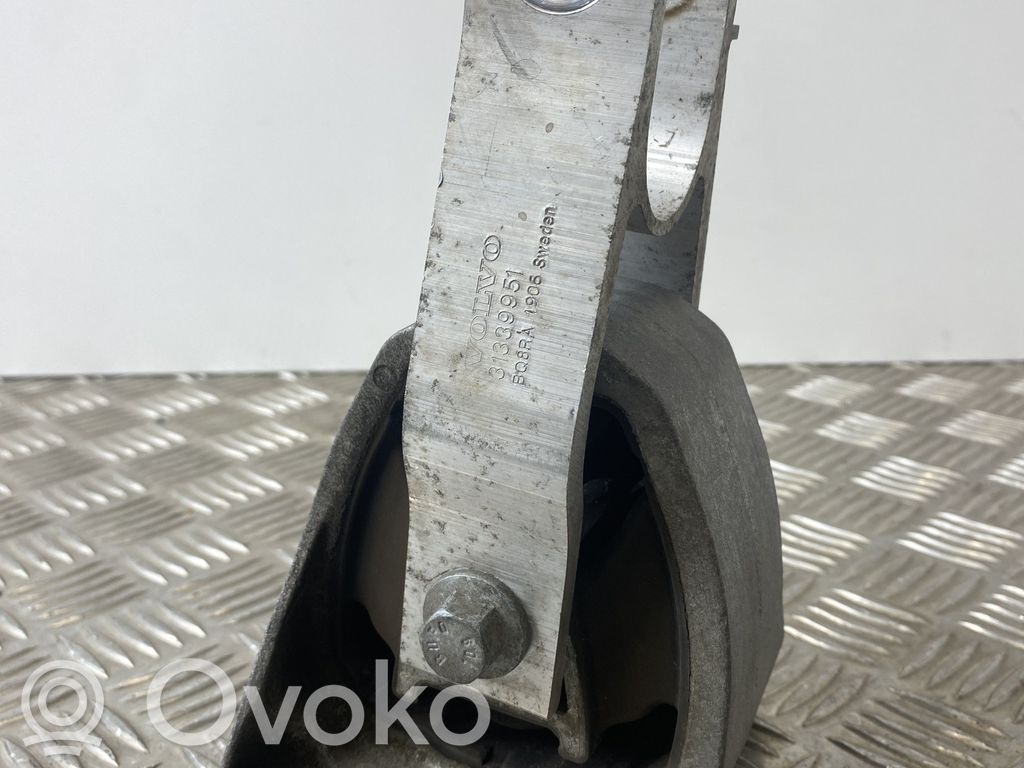 Volvo XC60 Engine mount bracket 