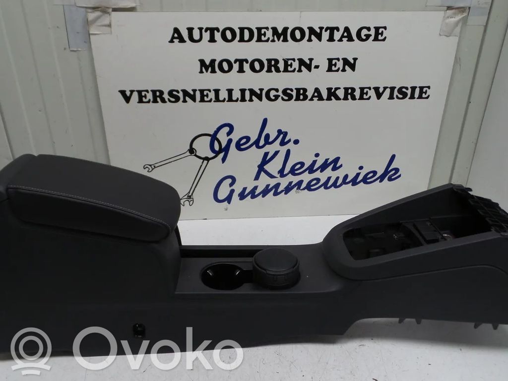 Volkswagen Jetta VI Keskikonsoli 