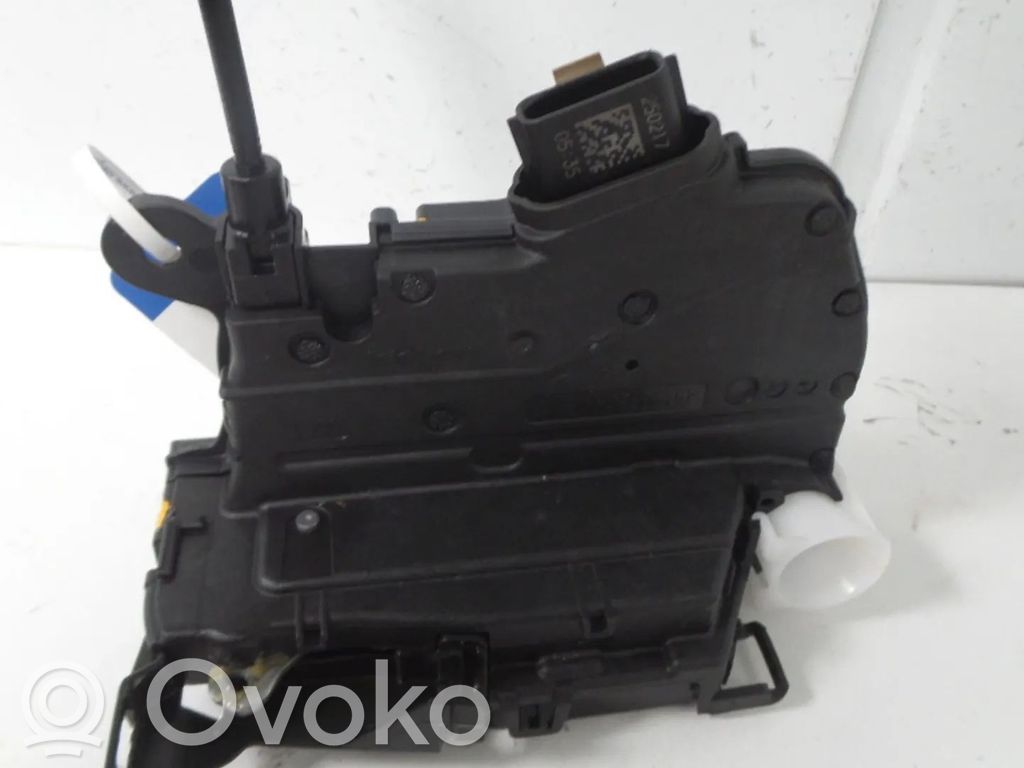 Renault Clio IV Front door lock 