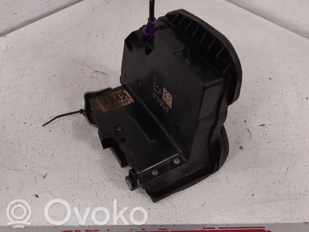 Opel Insignia B Front door lock 