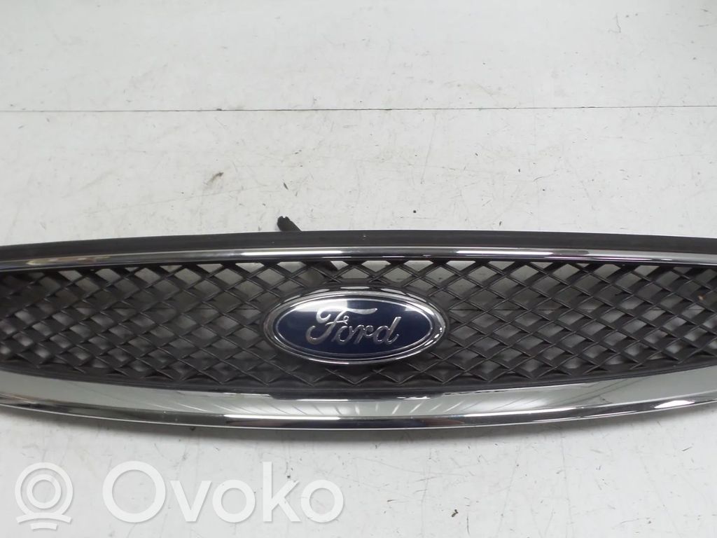 Ford Focus Etupuskurin ylempi jäähdytinsäleikkö 