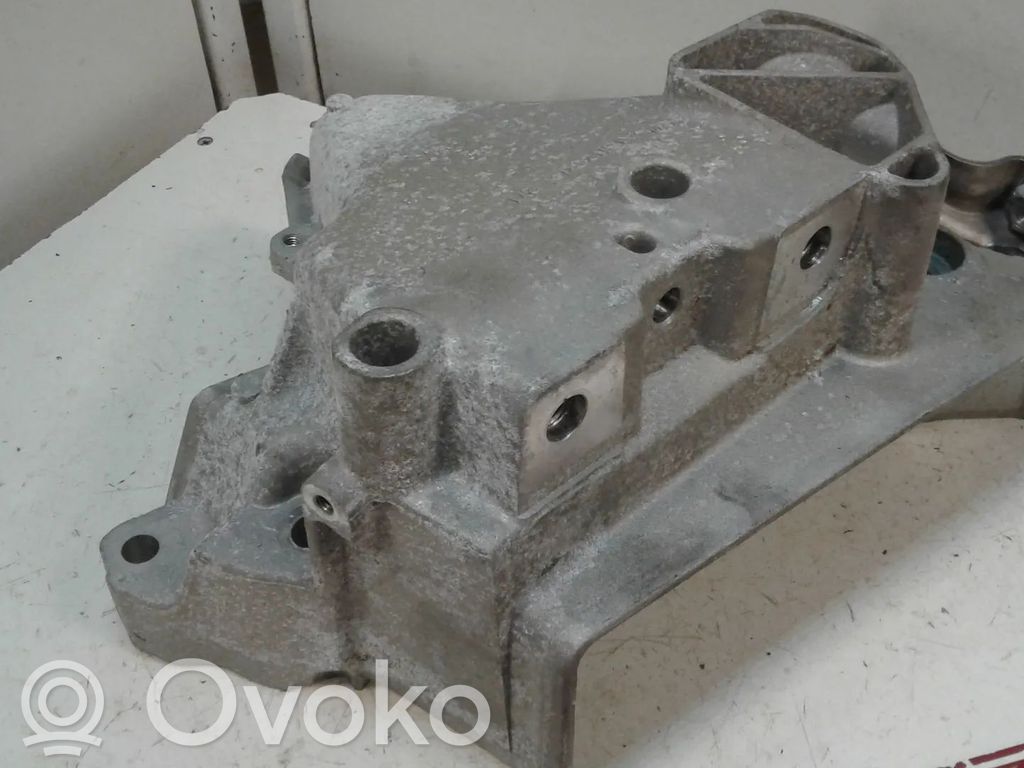 Volkswagen PASSAT B8 Soporte de montaje del motor 
