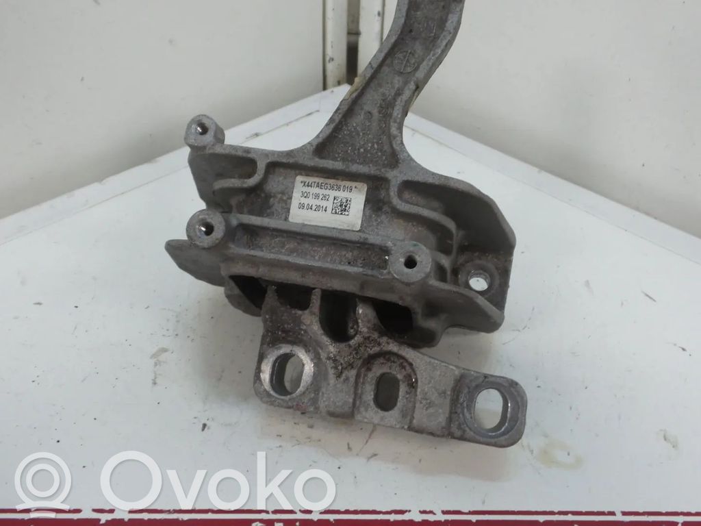 Volkswagen PASSAT B8 Engine mount bracket 
