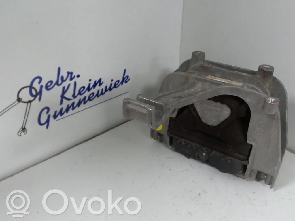 Volkswagen PASSAT B8 Engine mount bracket 