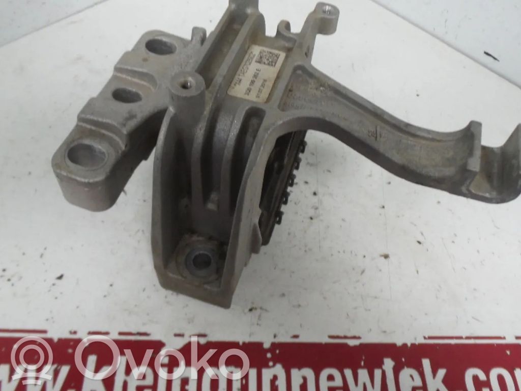 Volkswagen Tiguan Engine mount bracket 