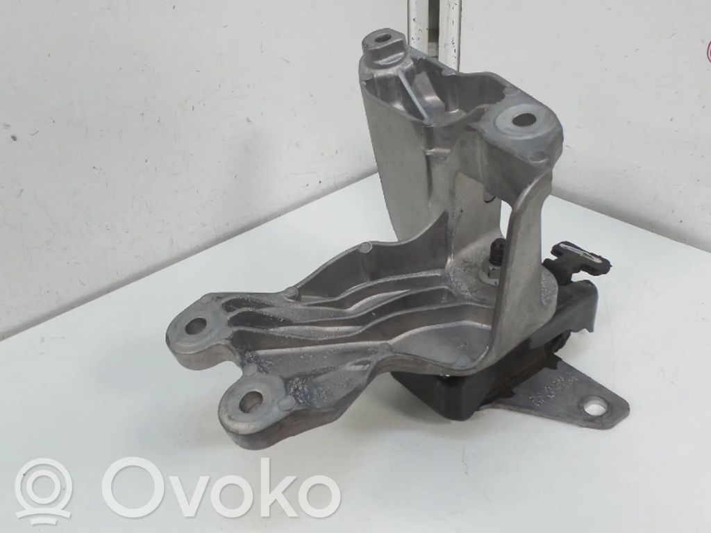Volkswagen Amarok Engine mount bracket 