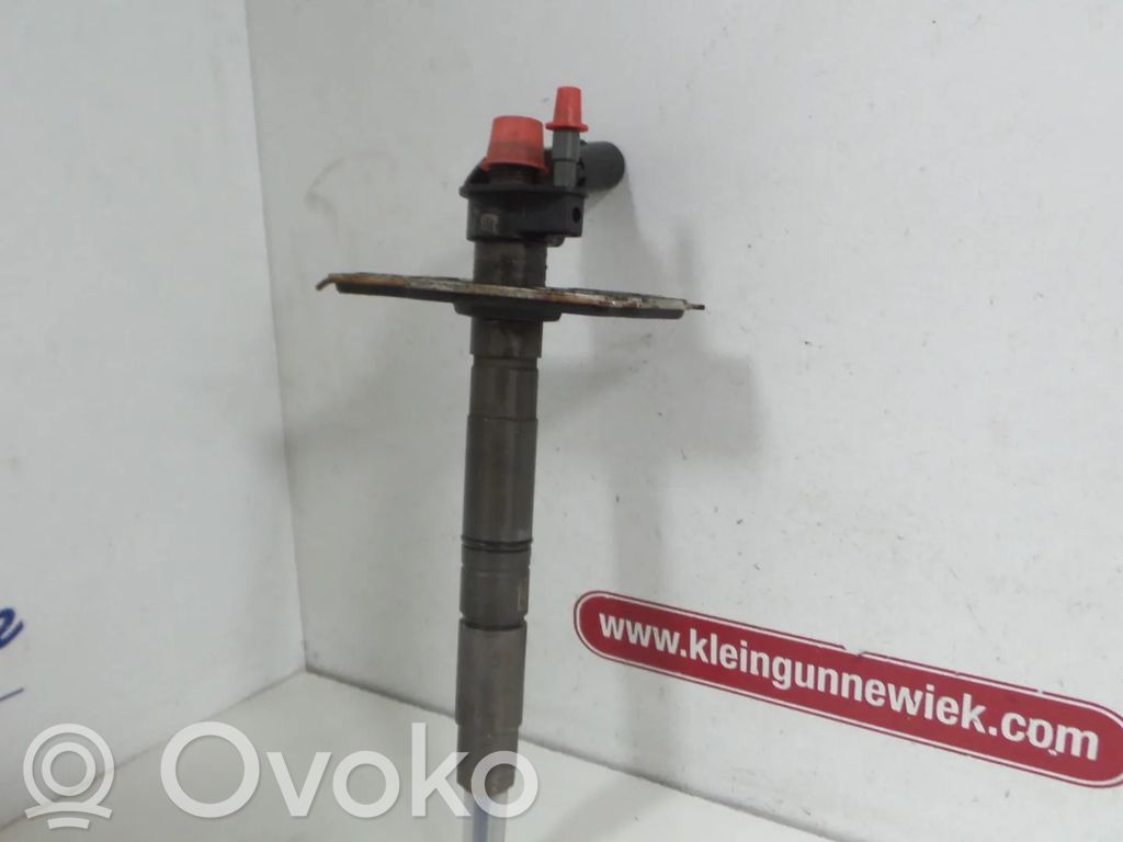 Volkswagen PASSAT B6 Wtryskiwacz paliwa 