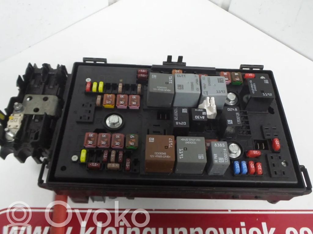 Opel Astra J Drošinātāju bloks 