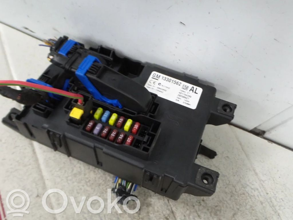 Módulo de fusible   13301562,1232197,1232324,1232363,1232373,1247011,1247125,13265078,13286031,13301561,13308949,13320629,13350672,13350673,GK