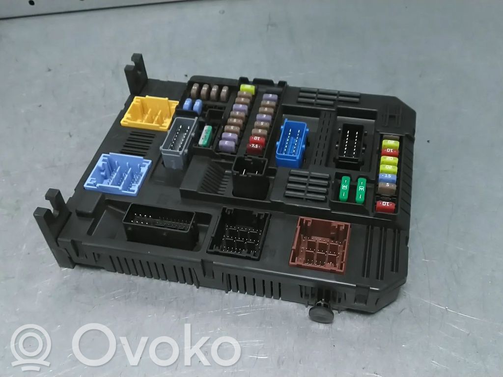 Opel Vivaro Fuse module 