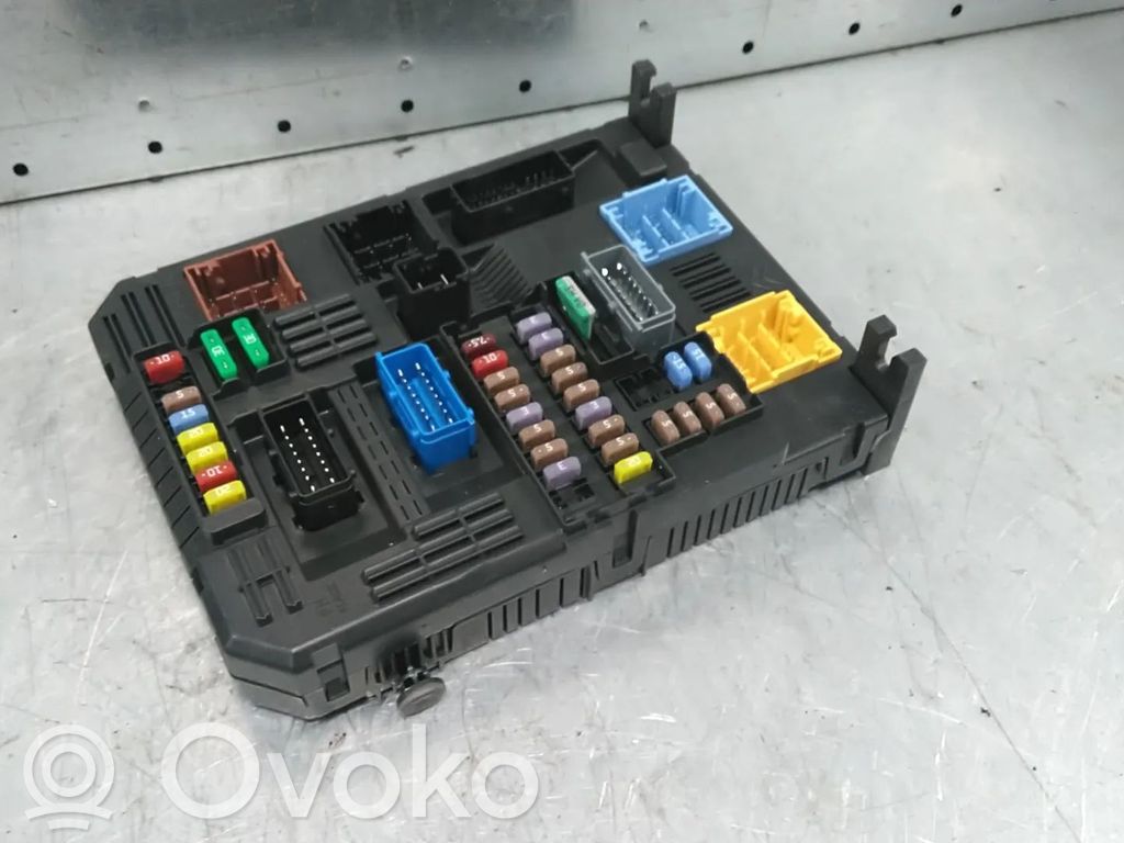 Opel Vivaro Fuse module 
