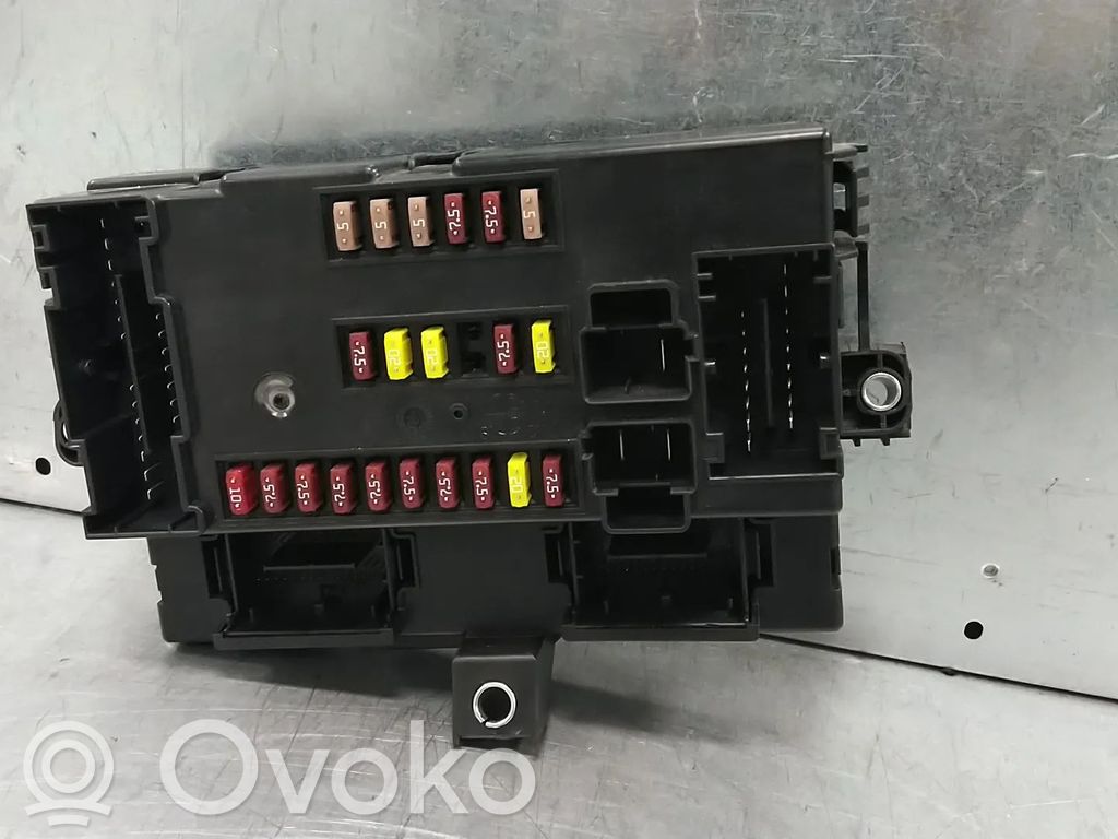 Opel Movano C Fuse module 