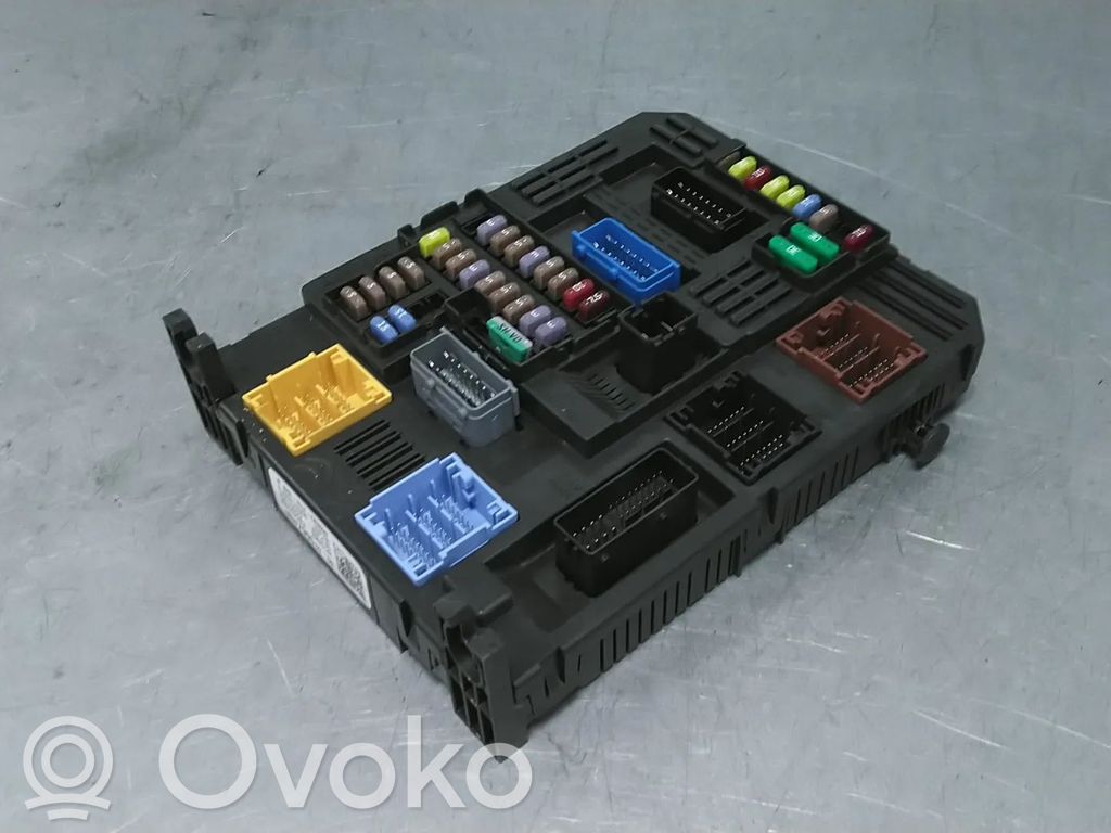 Opel Vivaro Fuse module 
