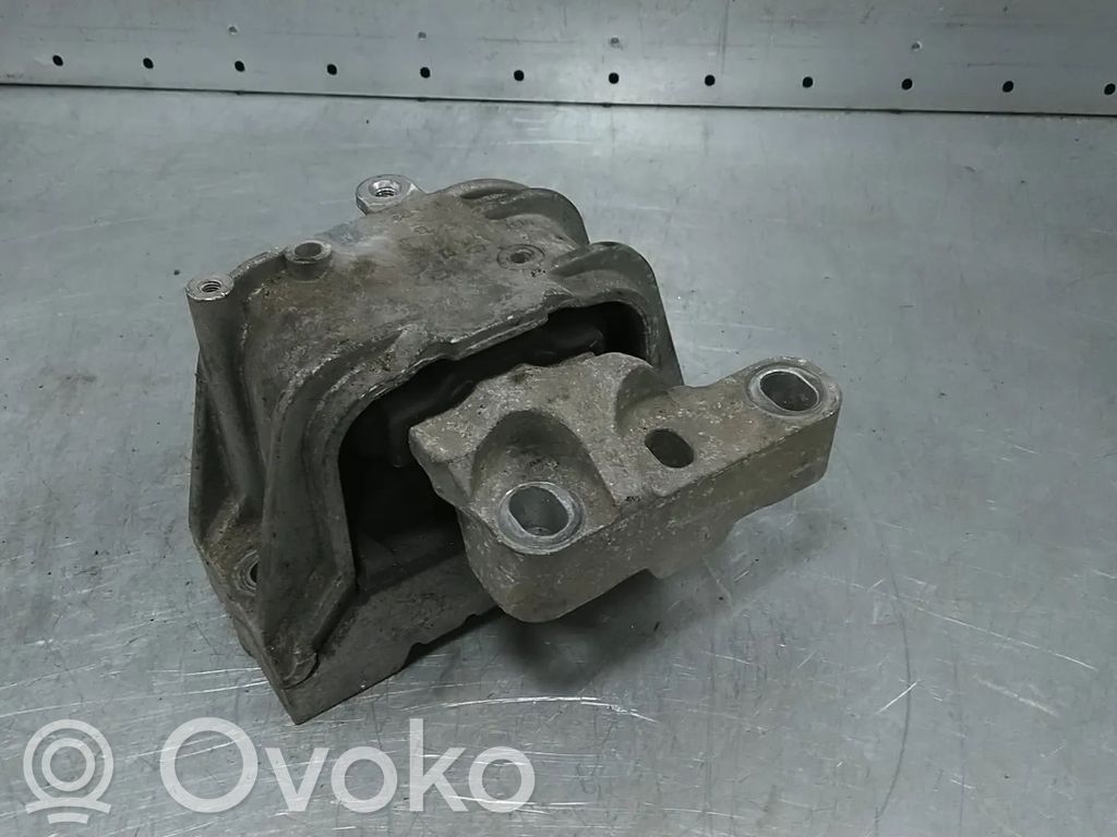 Volkswagen PASSAT B6 Soporte de montaje del motor 