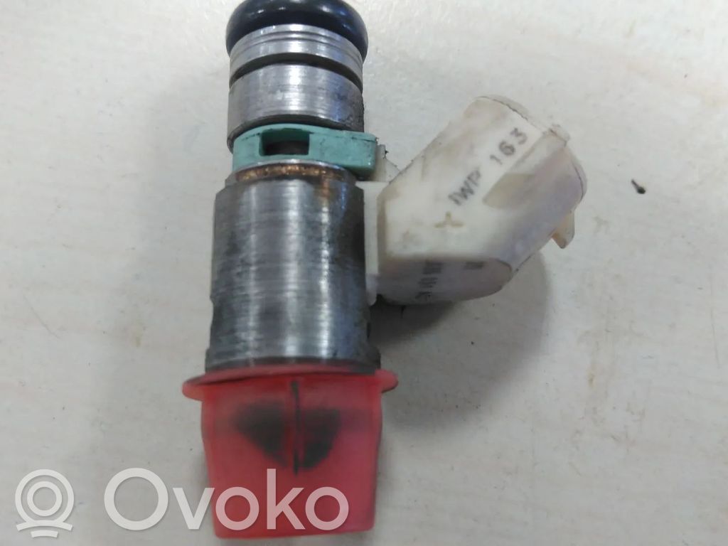 Volkswagen Golf V Fuel injector 