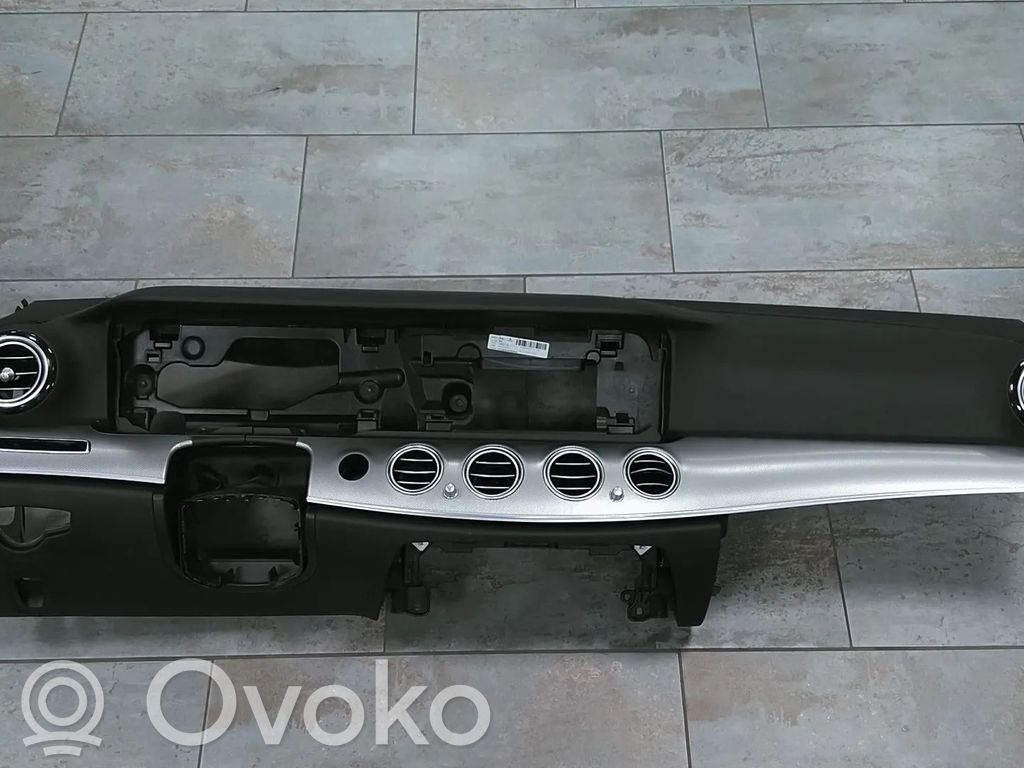 Mercedes-Benz E W213 Tableau de bord 