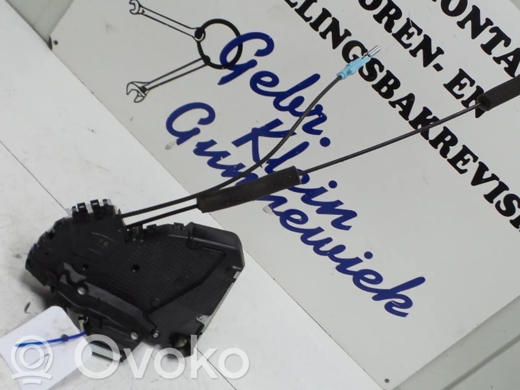 Zamek drzwi przednich