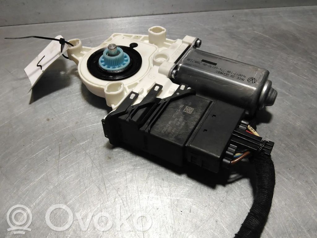 Volkswagen PASSAT B6 Silnik regulatora szyby drzwi przednich 